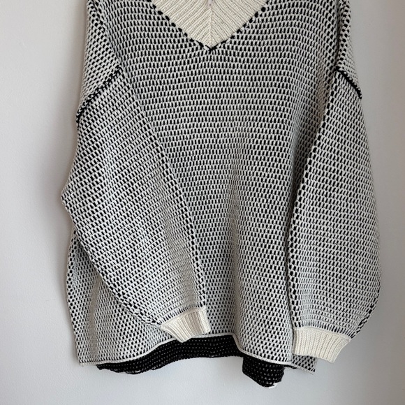 Free People Maisie Sweater Women's oversized v-neck chunky black ivory Med NWT - Picture 8 of 16